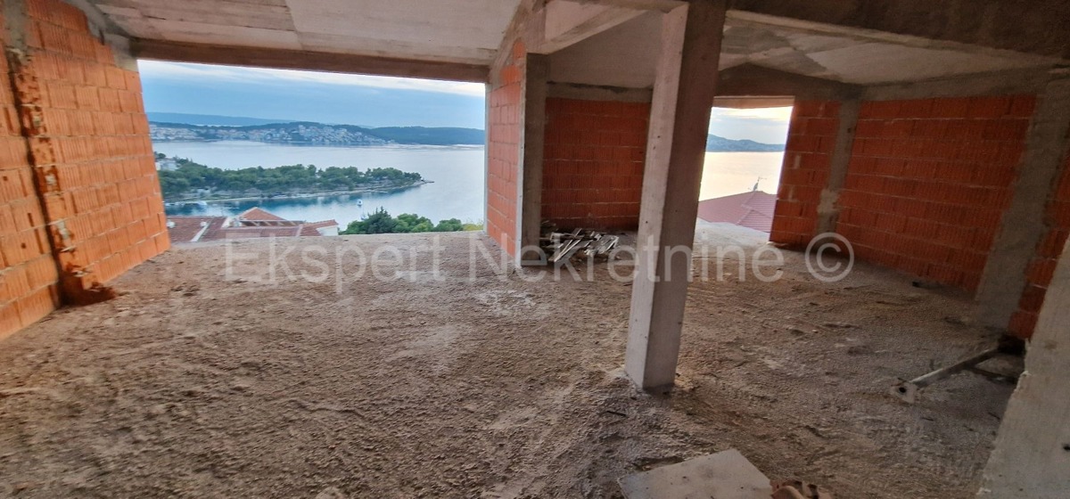 Trogir, Saldun, casa con 5 appartamenti, 487m2, terrazza sul tetto, vista sul mare aperto
