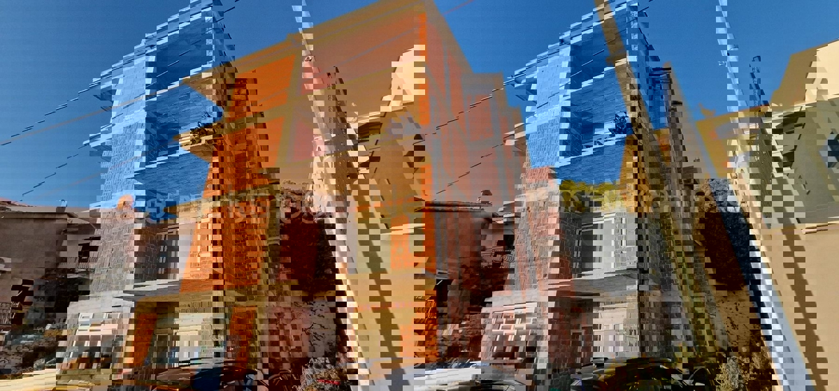 Trogir, Saldun, casa con 5 appartamenti, 487m2, terrazza sul tetto, vista sul mare aperto