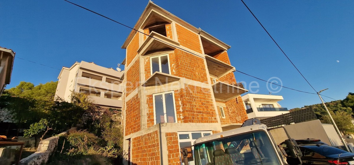 Trogir, Saldun, casa con 5 appartamenti, 487m2, terrazza sul tetto, vista sul mare aperto