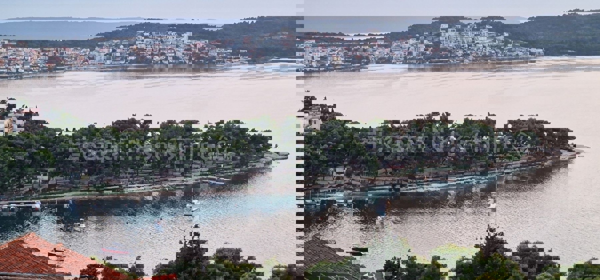 Trogir, Saldun, casa con 5 appartamenti, 487m2, terrazza sul tetto, vista sul mare aperto