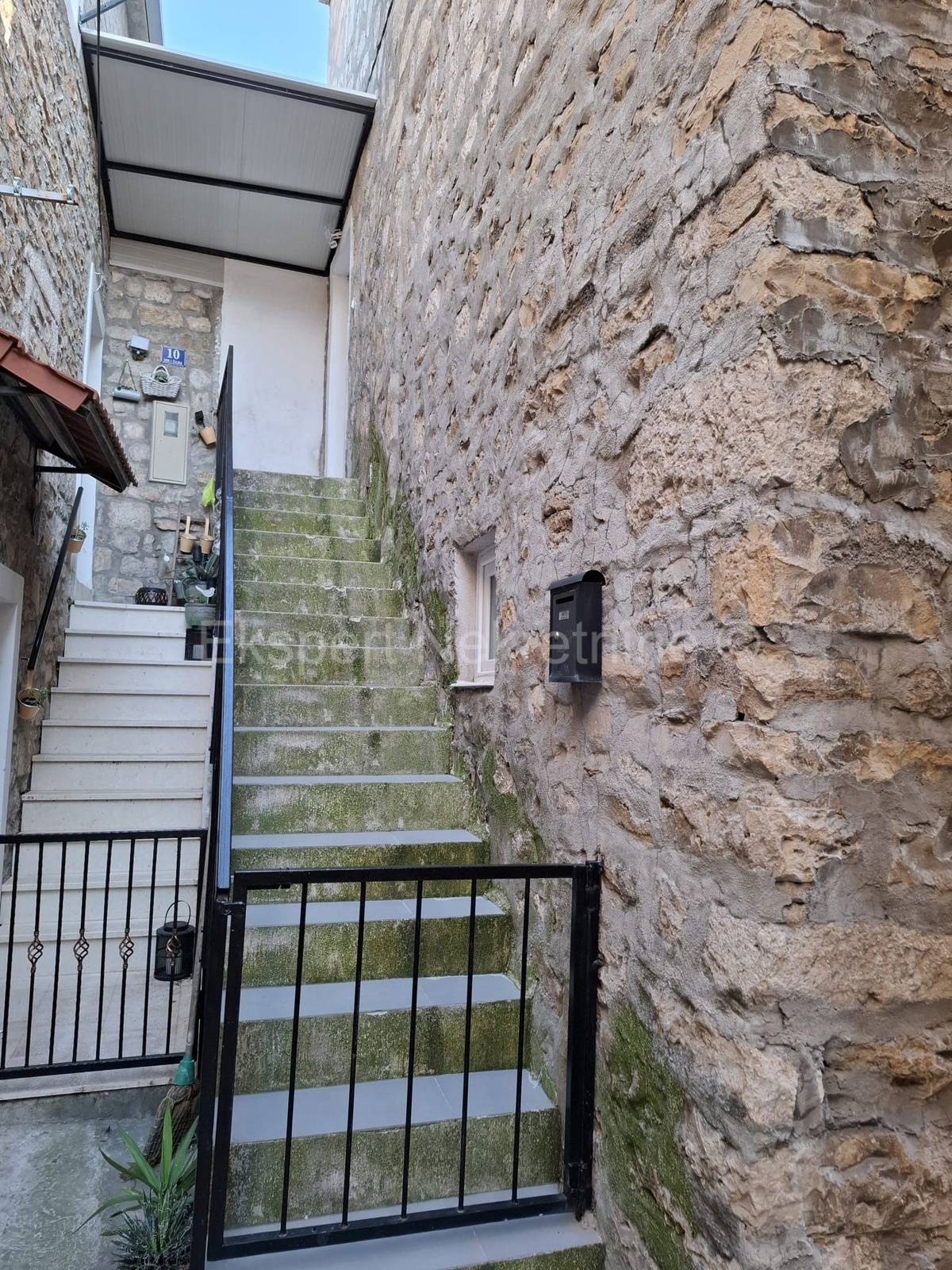 K.Sućurac, casa a schiera 117m2 nel centro del paese, a 40 m dal mare