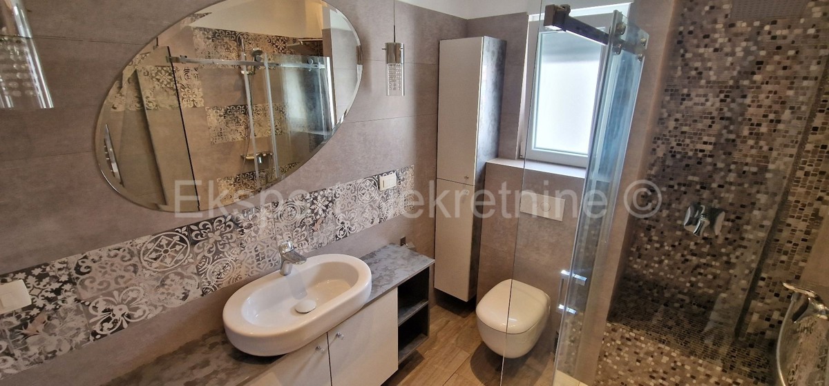 Trogir, Center, 4-bedroom apartment 110 m2, newer construction, TOP location!!!