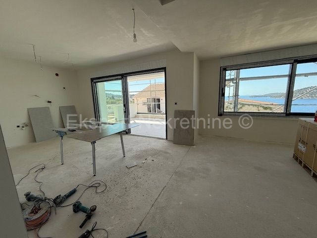 Rogoznica, Ražanj, appartamento con tre camere da letto con giardino, vista mare, a 160 m dal mare