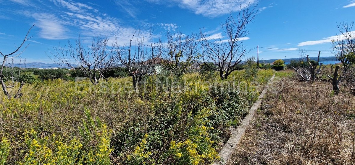 Seget Donji, building land 1215 m2, ideal for residential construction