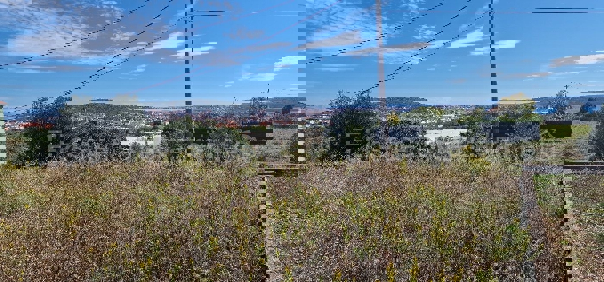 Seget Donji, building land 1215 m2, ideal for residential construction