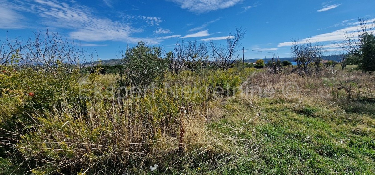 Seget Donji, building land 1215 m2, ideal for residential construction