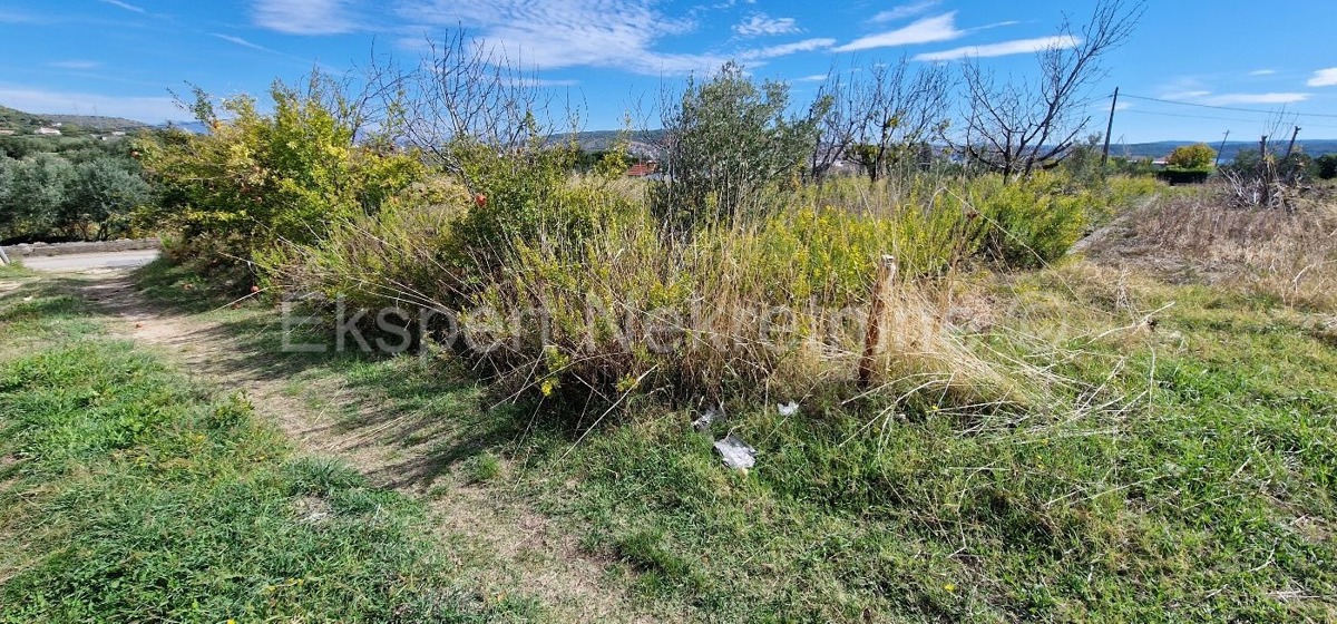 Seget Donji, building land 1215 m2, ideal for residential construction