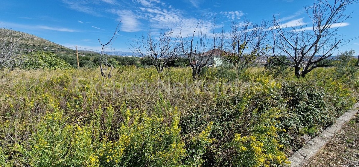 Seget Donji, building land 1215 m2, ideal for residential construction