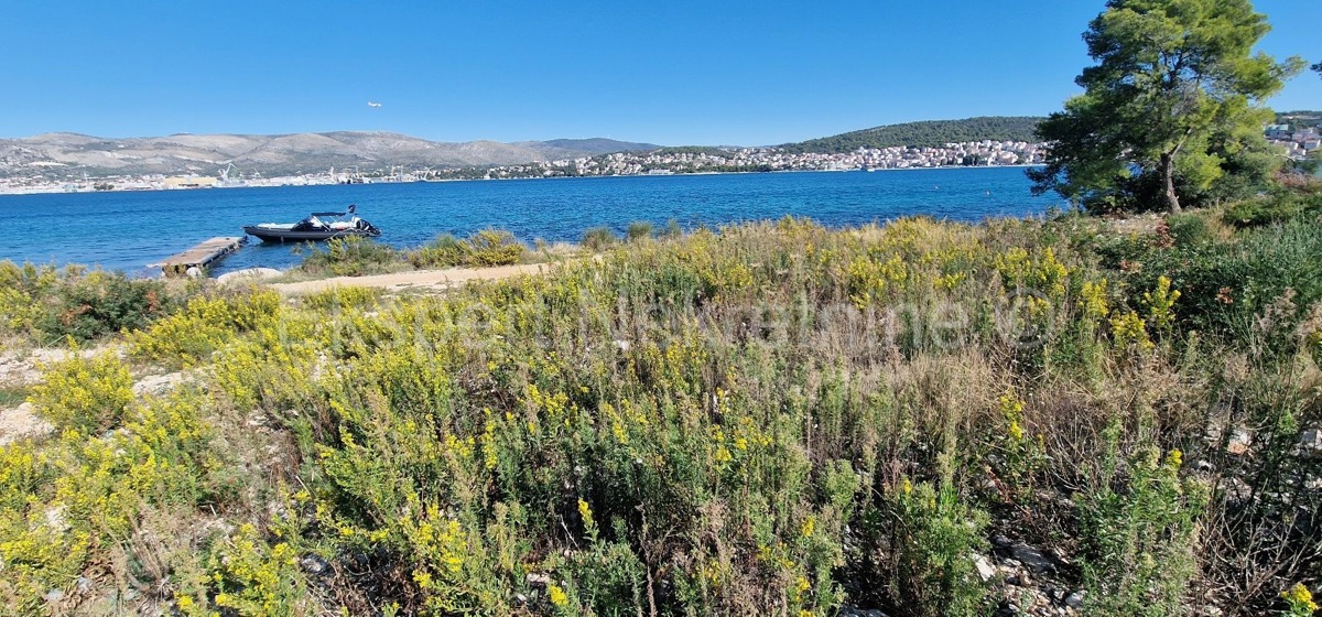 Čiovo, District G, building land 1228 m2, FIRST ROW TO THE SEA!!!