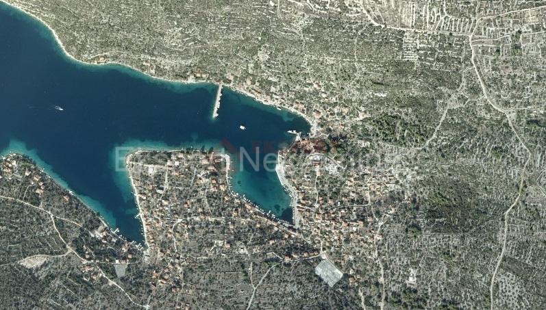 Drvenik Veli, laureato. terreno 977 m2, dal mare 270 m