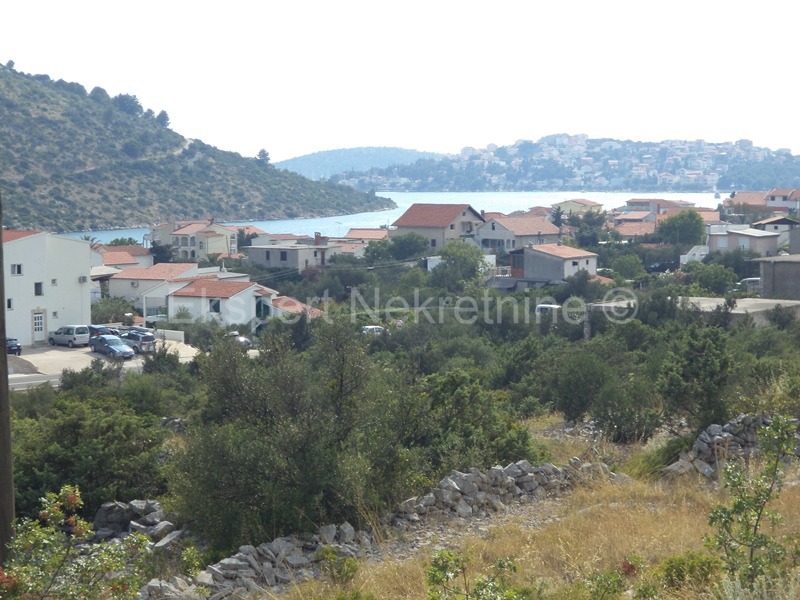 Rogoznica, terreno edificabile 2161 m2, accesso, 110 m dal mare