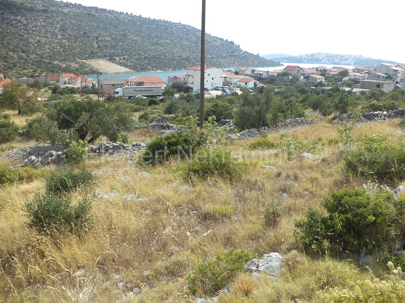 Rogoznica, terreno edificabile 2161 m2, accesso, 110 m dal mare