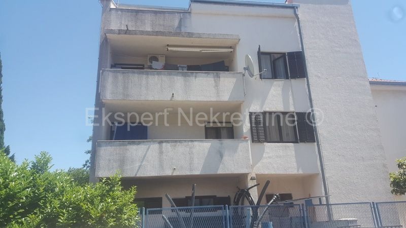 Trogir, centro, appartamento trilocale 92 m2, posizione eccellente vicino a tutti i servizi