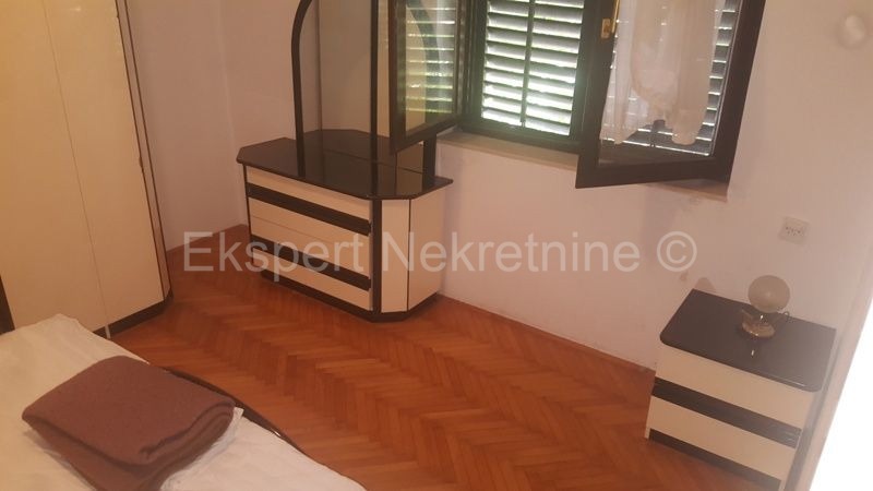 Trogir, centro, appartamento trilocale 92 m2, posizione eccellente vicino a tutti i servizi