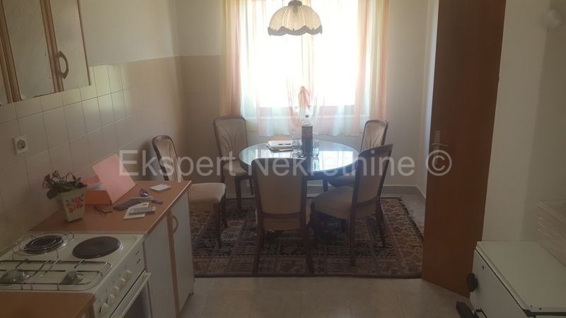 Trogir, centro, appartamento trilocale 92 m2, posizione eccellente vicino a tutti i servizi