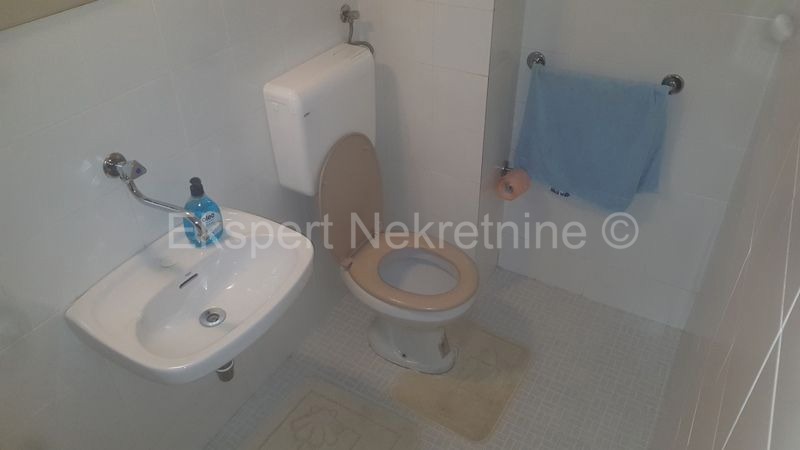 Trogir, centro, appartamento trilocale 92 m2, posizione eccellente vicino a tutti i servizi