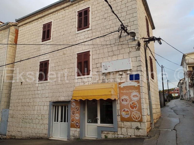 Trogir, Čiovo, casa in pietra 250 m2, su tre piani, parcheggio