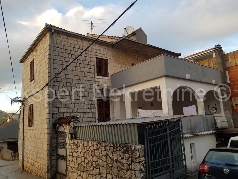 Trogir, Čiovo, casa in pietra 250 m2, su tre piani, parcheggio