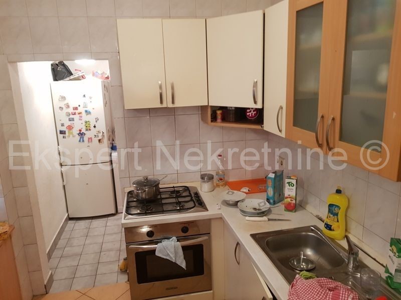 Trogir, Čiovo, casa in pietra 250 m2, su tre piani, parcheggio