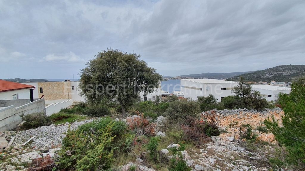 Rogoznica, Ljoljinica, terreno edificabile 1180 m2, 200 metri dal mare