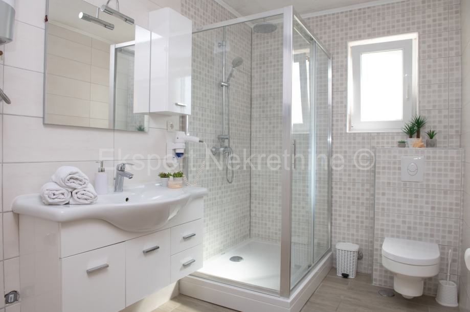 Podstrana, Strožanac, casa 350 m2 con giardino, vista mare, 500 metri dalla spiaggia