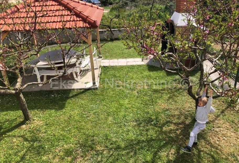 Podstrana, Strožanac, casa 350 m2 con giardino, vista mare, 500 metri dalla spiaggia