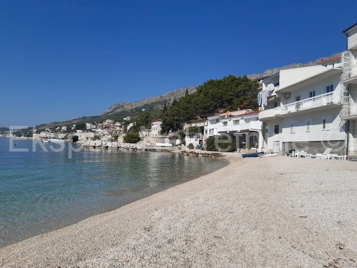 Dugi rat, terreno edificabile 1160m2, prima fila al mare con vista