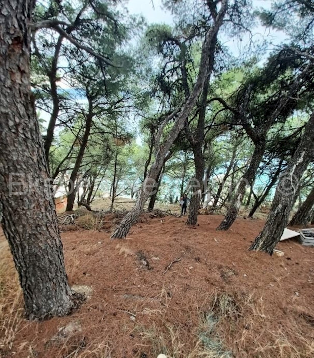 Dugi rat, terreno edificabile 1160m2, prima fila al mare con vista