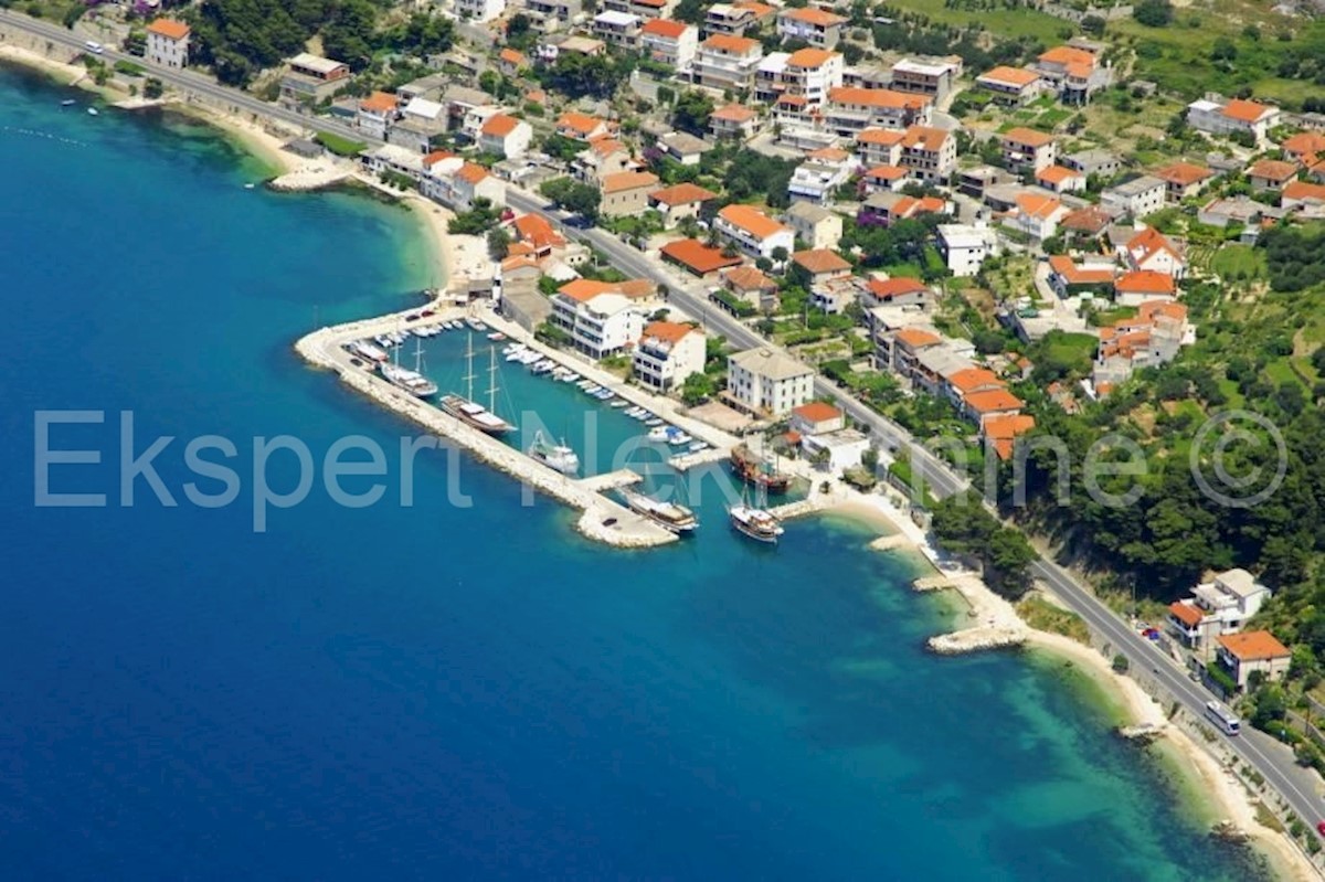 Dugi rat, terreno edificabile 1160m2, prima fila al mare con vista