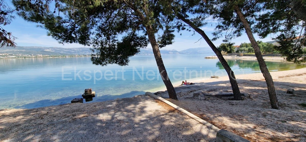 Trogir, Mastrinka, la maggior parte della casa indipendente 205 m2, prima fila al mare