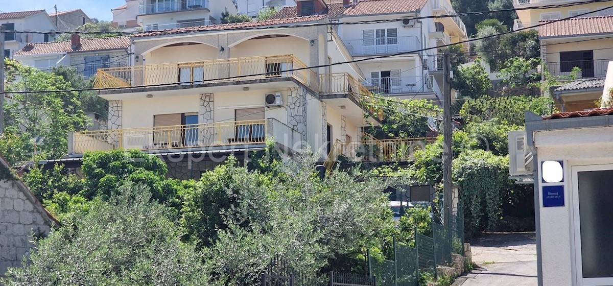 Trogir, Mastrinka, la maggior parte della casa indipendente 205 m2, prima fila al mare