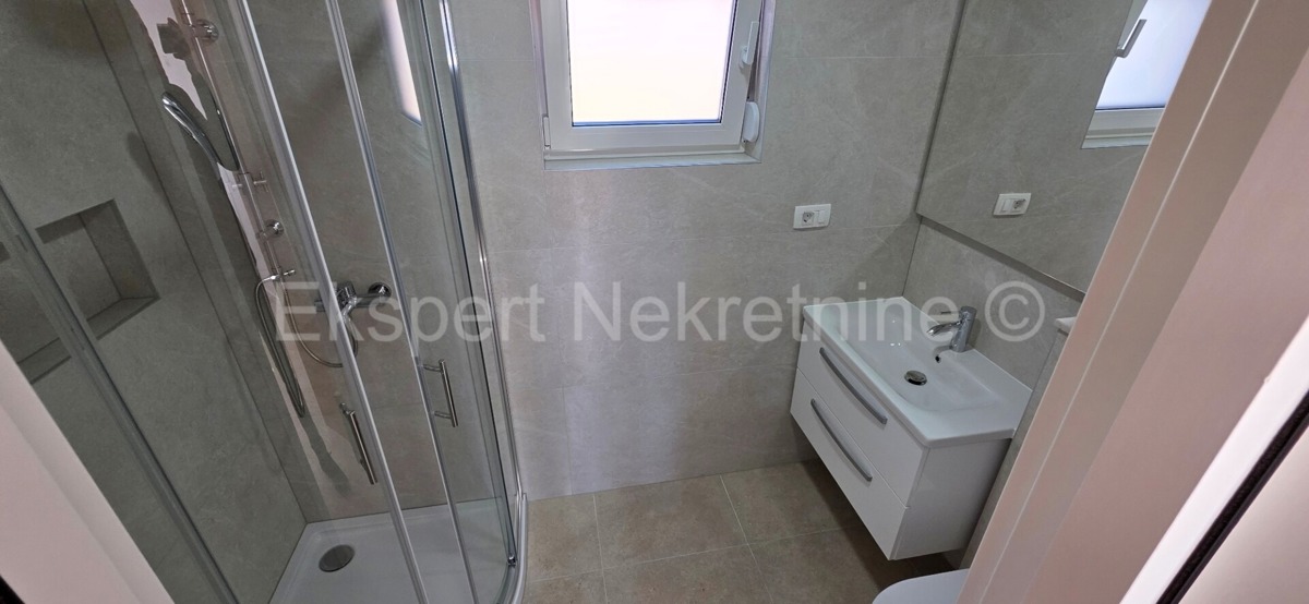 Seget Vranjica, appartamento di 4 locali su tre piani 164 m2 + giardino 190 m2 con piscina privata