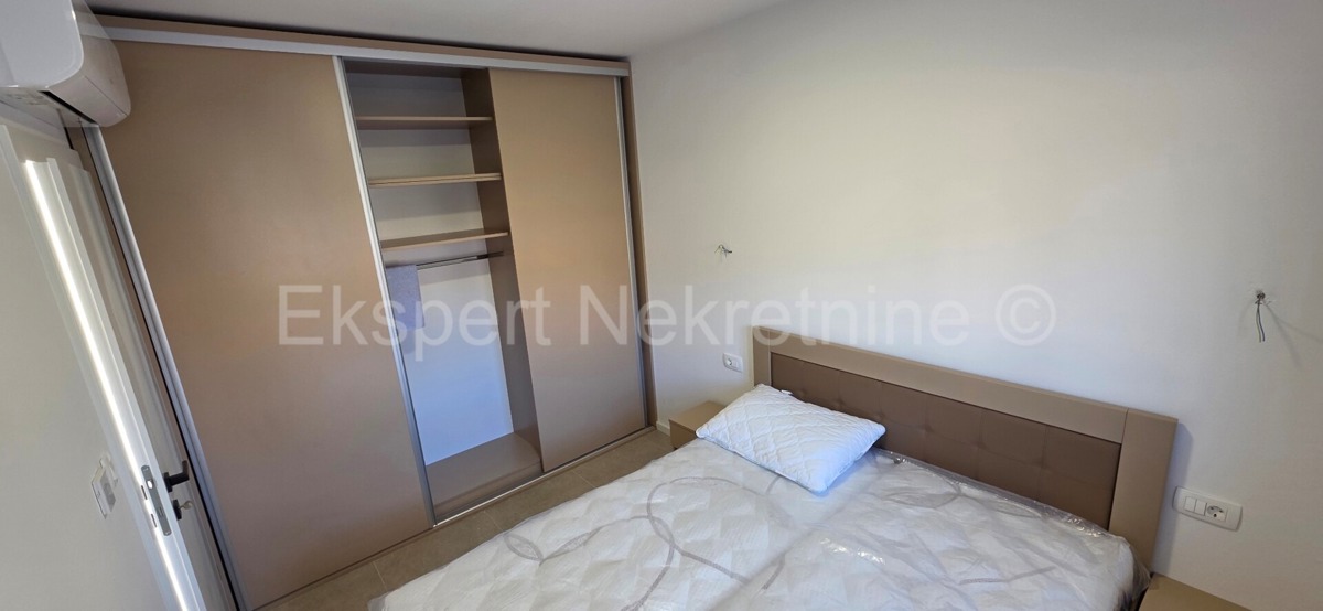 Seget Vranjica, appartamento di 4 locali su tre piani 164 m2 + giardino 190 m2 con piscina privata