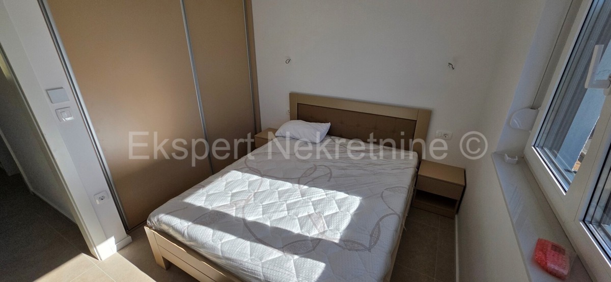 Seget Vranjica, appartamento di 4 locali su tre piani 164 m2 + giardino 190 m2 con piscina privata