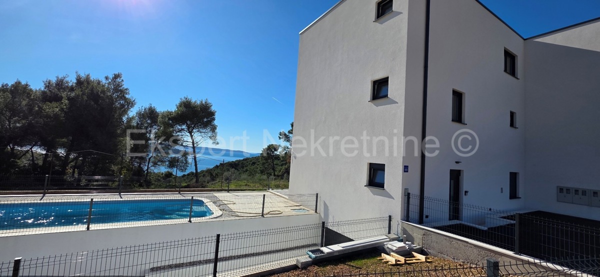 Seget Vranjica, appartamento di 4 locali su tre piani 164 m2 + giardino 190 m2 con piscina privata