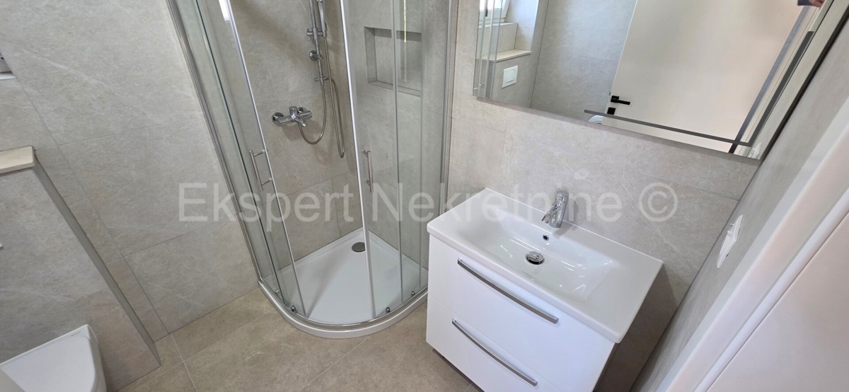 Seget Vranjica, appartamento di 4 locali su tre piani 164 m2 + giardino 190 m2 con piscina privata