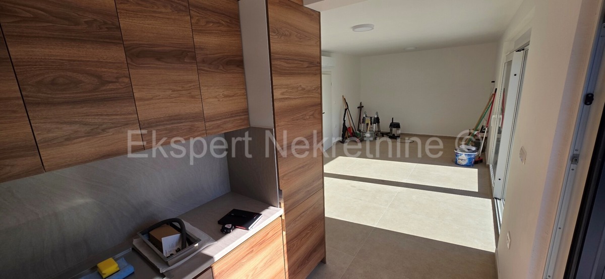 Seget Vranjica, appartamento di 4 locali su tre piani 164 m2 + giardino 190 m2 con piscina privata