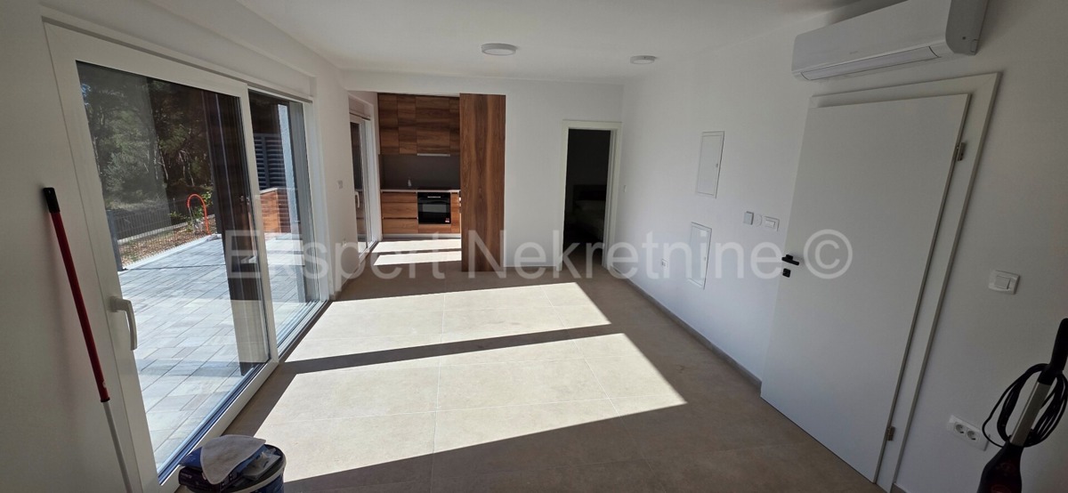 Seget Vranjica, appartamento di 4 locali su tre piani 164 m2 + giardino 190 m2 con piscina privata