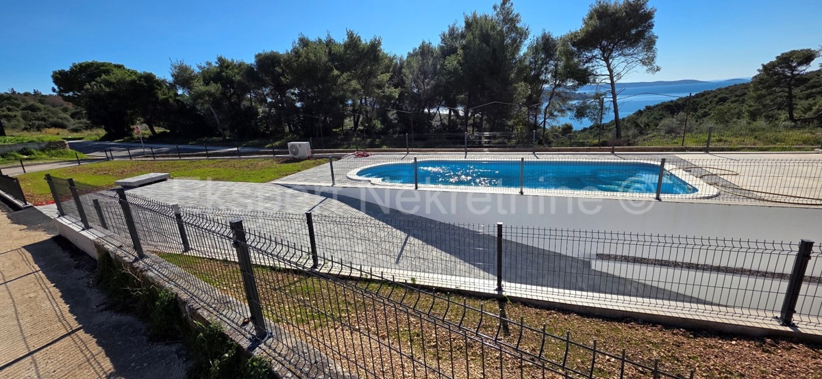 Seget Vranjica, appartamento di 4 locali su tre piani 164 m2 + giardino 190 m2 con piscina privata