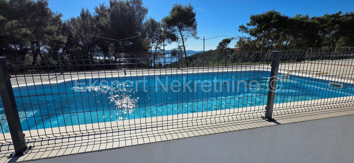 Seget Vranjica, appartamento di 4 locali su tre piani 164 m2 + giardino 190 m2 con piscina privata