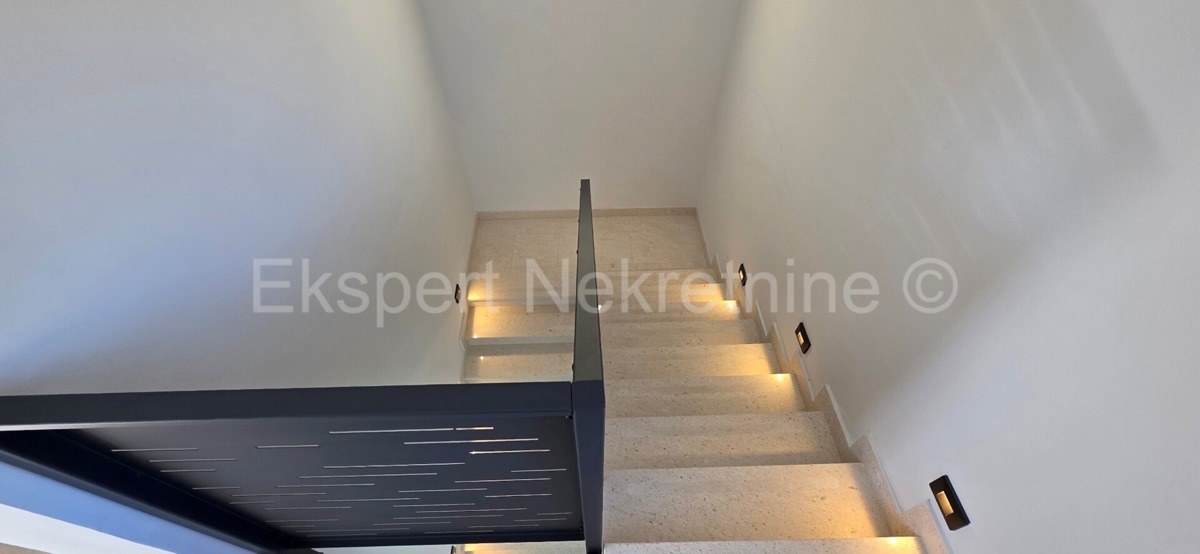 Seget Vranjica, appartamento di 4 locali su tre piani 164 m2 + giardino 190 m2 con piscina privata