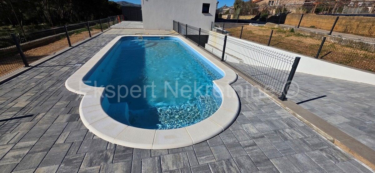 Seget Vranjica, appartamento di 4 locali su tre piani 164 m2 + giardino 190 m2 con piscina privata