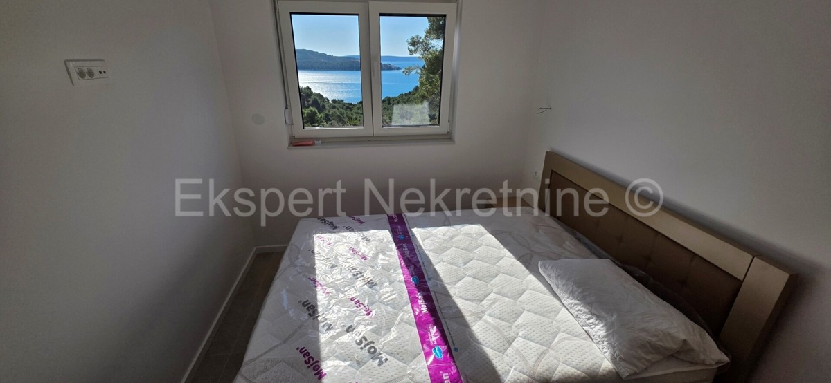 Seget Vranjica, appartamento di 4 locali su tre piani 164 m2 + giardino 190 m2 con piscina privata