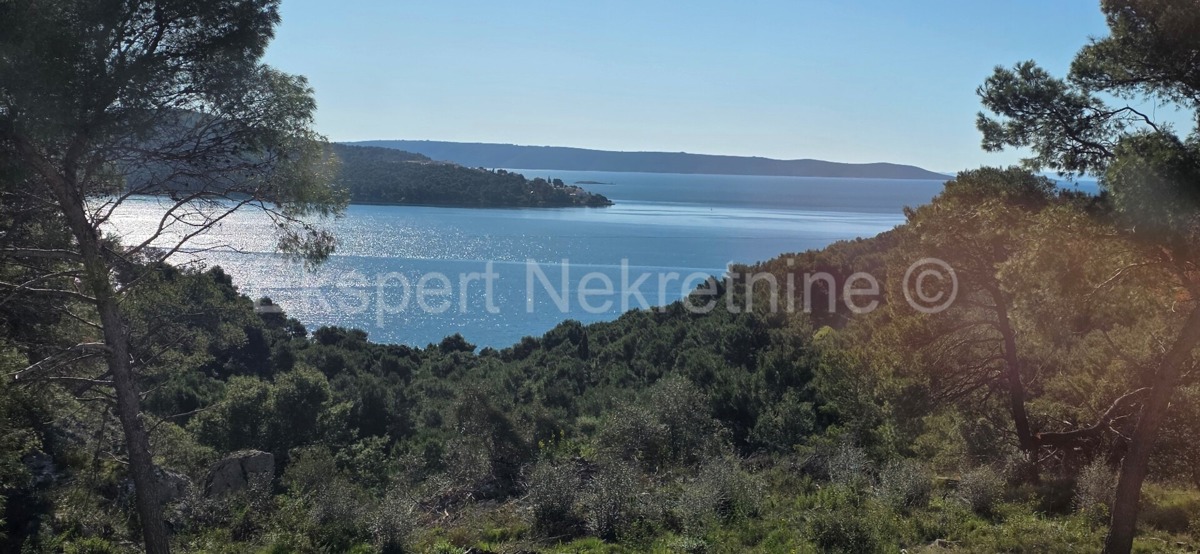 Seget Vranjica, appartamento di 4 locali su tre piani 164 m2 + giardino 190 m2 con piscina privata