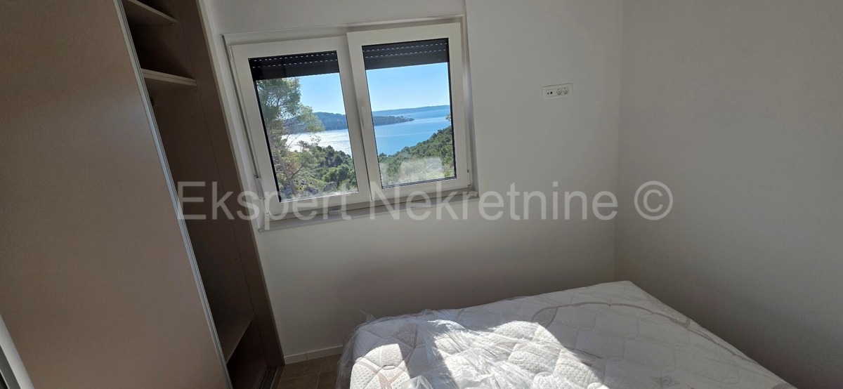 Seget Vranjica, appartamento di 4 locali su tre piani 164 m2 + giardino 190 m2 con piscina privata