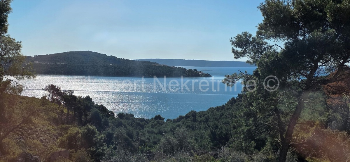 Seget Vranjica, appartamento di 4 locali su tre piani 164 m2 + giardino 190 m2 con piscina privata