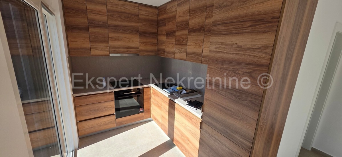 Seget Vranjica, appartamento di 4 locali su tre piani 164 m2 + giardino 190 m2 con piscina privata