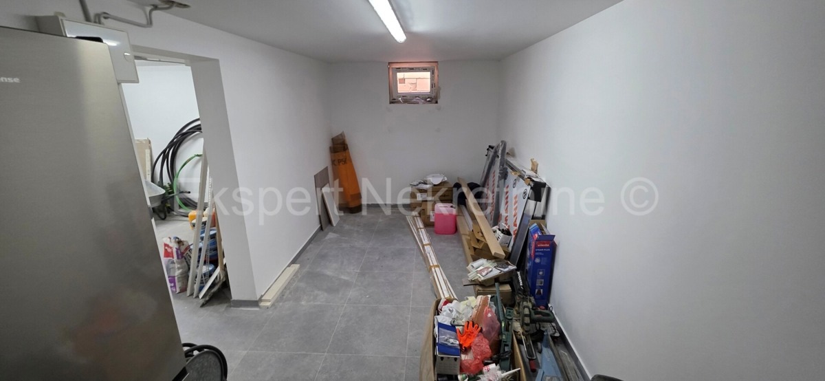 Seget Vranjica, appartamento di 4 locali su tre piani 164 m2 + giardino 190 m2 con piscina privata