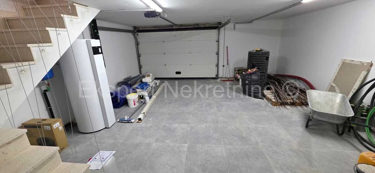 Seget Vranjica, appartamento di 4 locali su tre piani 164 m2 + giardino 190 m2 con piscina privata