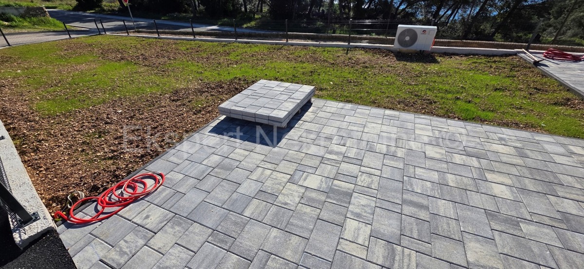 Seget Vranjica, appartamento di 4 locali su tre piani 164 m2 + giardino 190 m2 con piscina privata